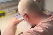 用望远镜看黑板的男孩被清华录取 为追梦人点赞！