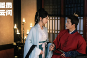 《墨雨云间》：庭院幽深映秋色，色彩艳丽绘古风